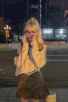 少妇湿漉漉的蕾丝内裤